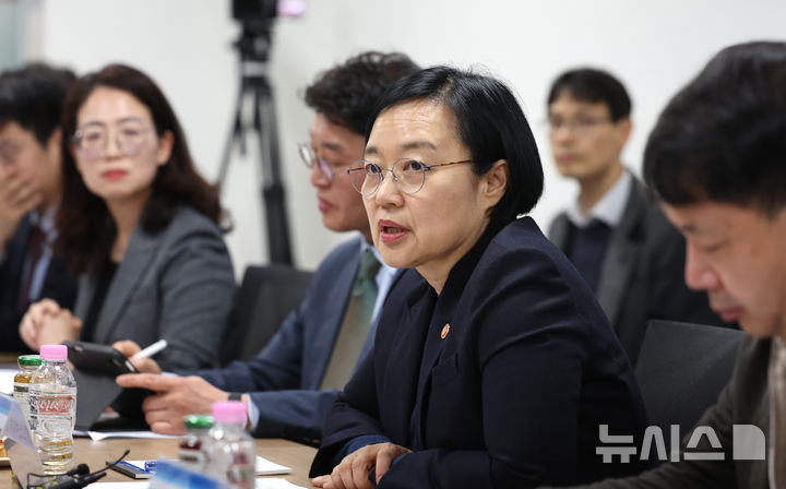 [인천=뉴시스] 전진환 기자 = 한성숙 중소벤처기업부 장관이 지난 26일 오후 인천 남동구의 화장품 ODM 전문기업 '예그리나'에서 뷰티산업 관계자들과 K-뷰티 스마트제조혁신 현장간담회 중 발언하고 있다. (사진은 기사와 직접 관련이 없습니다._ 2026.03.05. amin2@newsis.com