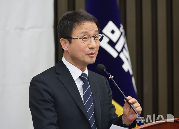 [서울=뉴시스] 김금보 기자 = 한병도 더불어민주당 원내대표가 지난달 26일 오후 서울 여의도 국회에서 열린 의원총회에서 발언을 하고 있다. 2026.02.26. kgb@newsis.com