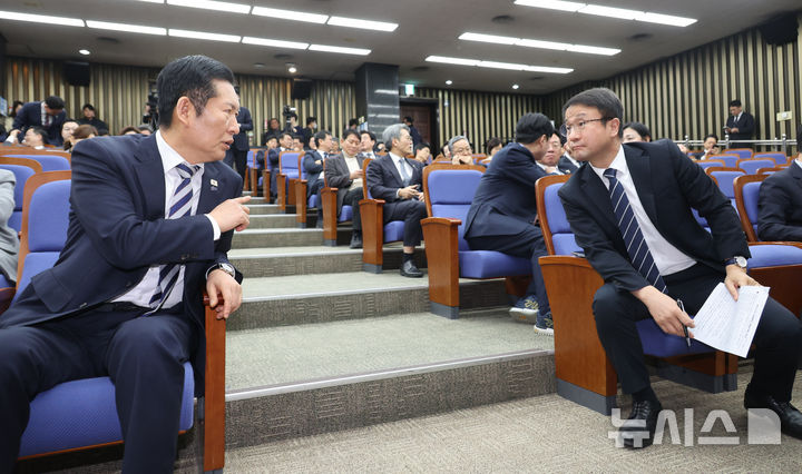 [서울=뉴시스] 김금보 기자 = 더불어민주당 정청래 대표와 한병도 원내대표가 26일 오후 서울 여의도 국회에서 열린 의원총회에서 논의를 하고 있다. 2026.02.26. kgb@newsis.com