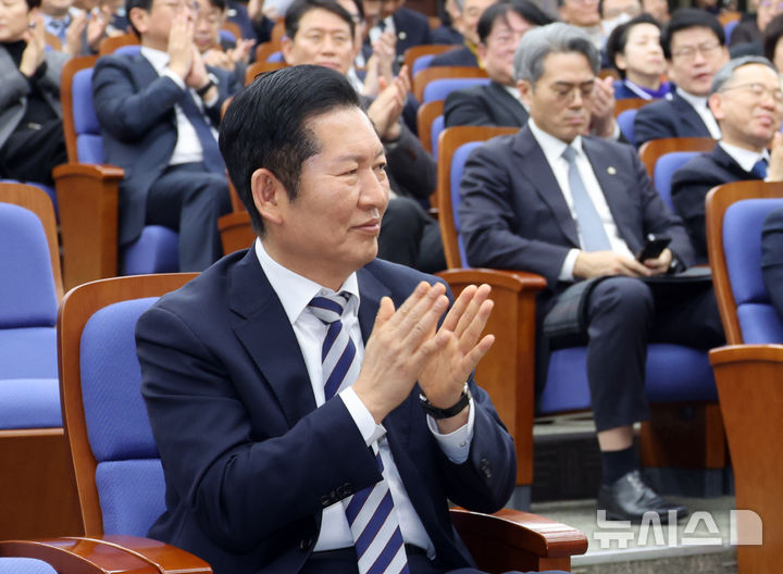 [서울=뉴시스] 김금보 기자 = 정청래 더불어민주당 대표가 26일 오후 서울 여의도 국회에서 열린 의원총회에서 박수를 치고 있다. 2026.02.26. kgb@newsis.com