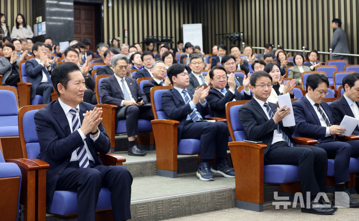 [서울=뉴시스] 김금보 기자 = 정청래 더불어민주당 대표와 의원들이 지난 26일 오후 서울 여의도 국회에서 열린 의원총회에서 박수를 치고 있다. 2026.02.26. kgb@newsis.com
