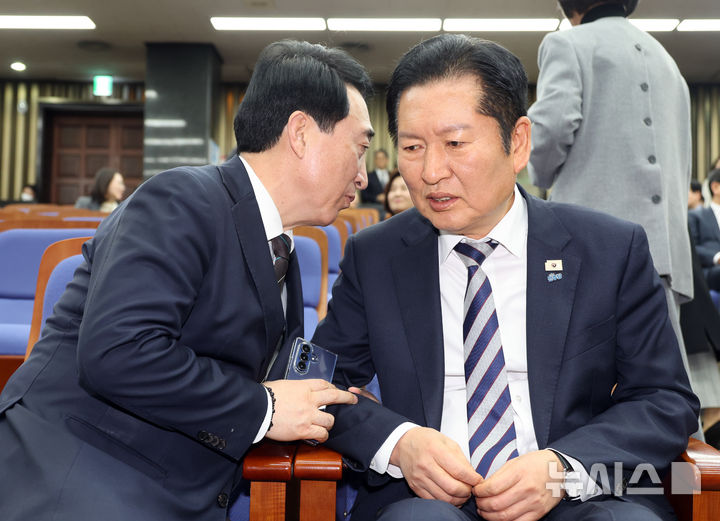 [서울=뉴시스] 김금보 기자 = 더불어민주당 정청래(오른쪽) 대표와 김현정 수석대변인이 26일 오후 서울 여의도 국회에서 열린 의원총회에서 논의를 하고 있다. *기사 본문과는 무관한 사진. 2026.02.26. kgb@newsis.com