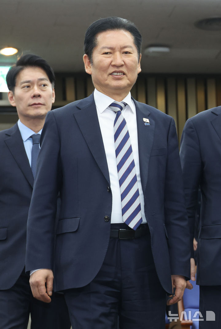 [서울=뉴시스] 김금보 기자 = 정청래 더불어민주당 대표가 26일 오후 서울 여의도 국회에서 열린 의원총회에 출석하고 있다. 2026.02.26. kgb@newsis.com