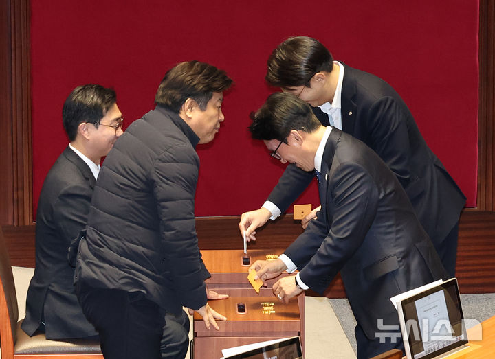 [서울=뉴시스] 김금보 기자 = 김민석 국무총리가 26일 오후 서울 여의도 국회에서 열린 제432회 국회(임시회) 제8차 본회의에서 형법 일부개정법률안(대안)에 대한 무제한토론 종결동의의 건 투표를 하고 있다. 2026.02.26. kgb@newsis.com