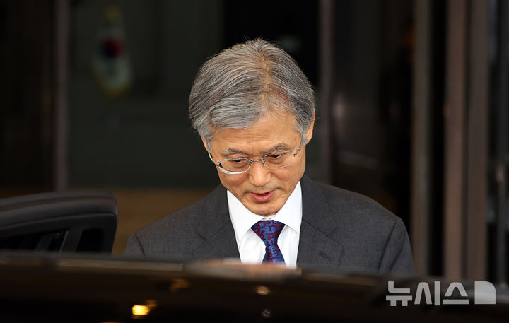 [서울=뉴시스] 최진석 기자 = 조희대 대법원장이 '법 왜곡죄 신설' 형법개정안이 국회 본회의를 통과한 26일 서울 서초구 대법원을 나서고 있다. 2026.02.26. myjs@newsis.com