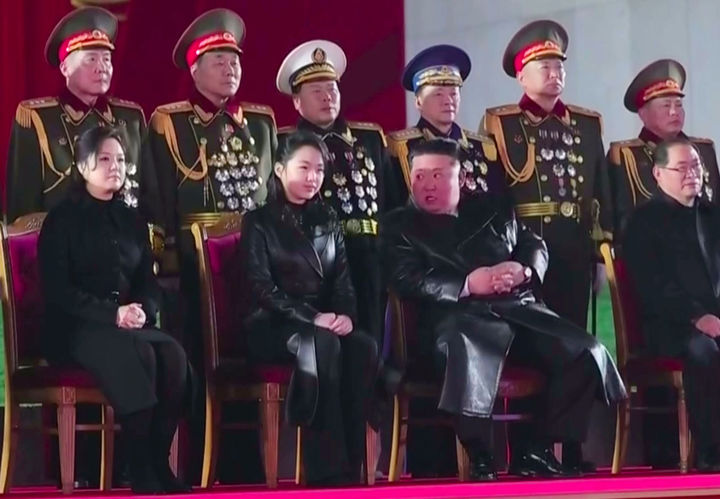 [서울=뉴시스] 김정은 북한 국무위원장과 딸 김주애가 지난 25일 평양 김일성광장에서 열린 노동당 제9차대회 기념 열병식에 참석했다고 북한 조선중앙TV가 26일 보도했다. (사진=조선중앙TV 캡처) 2026.02.26. photo@newsis.com *재판매 및 DB 금지