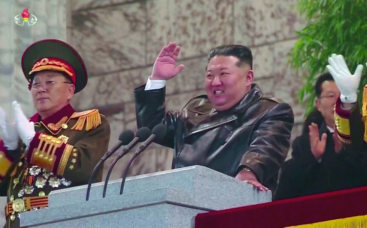 [서울=뉴시스] 김정은 북한 국무위원장이 지난 25일 평양 김일성광장에서 열린 노동당 제9차 대회 기념 열병식에 참석했다고 북한 조선중앙TV가 26일 보도했다. (사진=조선중앙TV 캡처) 2026.02.26. photo@newsis.com *재판매 및 DB 금지