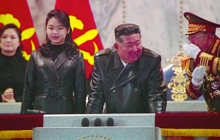 [서울=뉴시스] 김정은 북한 국무위원장과 딸 김주애가 지난달 25일 평양 김일성광장에서 열린 노동당 제9차 대회 기념 열병식에 참석했다고 북한 조선중앙TV가 26일 보도했다. (사진=조선중앙TV 캡처) 2026.03.09. photo@newsis.com *재판매 및 DB 금지