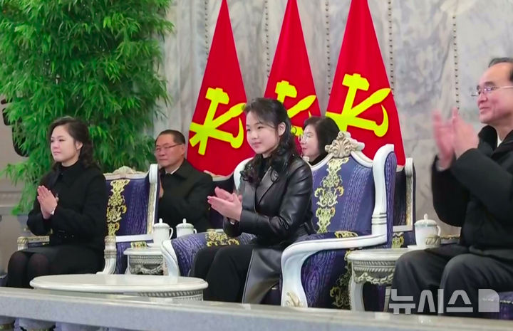 [서울=뉴시스] 김정은 북한 국무위원장의 딸 김주애가 지난 25일 평양 김일성광장에서 열린 노동당 제9차 대회 기념 열병식에 참석했다고 북한 조선중앙TV가 26일 보도했다. (사진=조선중앙TV 캡처) 2026.02.26. photo@newsis.com