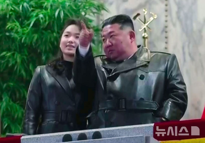 [서울=뉴시스] 김정은 북한 국무위원장과 딸 김주애가 지난 25일 평양 김일성광장에서 열린 노동당 제9차 대회 기념 열병식에 참석했다고 북한 조선중앙TV가 26일 보도했다. (사진=조선중앙TV 캡처) 2026.02.26. photo@newsis.com