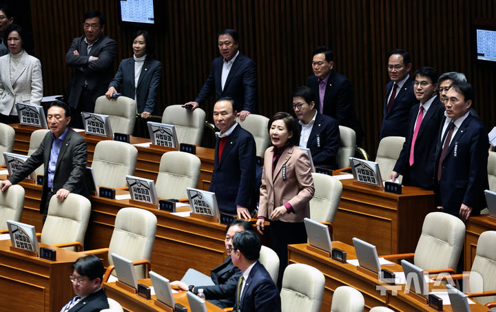 [서울=뉴시스] 김금보 기자 = 국민의힘 의원들이 26일 서울 여의도 국회에서 열린 제432회 국회(임시회) 제8차 본회의에서 방송미디어통신위원회 위원(천영식) 추천안이 재적296인, 총투표수 249표, 가116표, 부 124표, 기권 9표 득표율 46.59%로 부결되자 더불어민주당 의원들에게 항의하고 있다. 2026.02.26. kgb@newsis.com