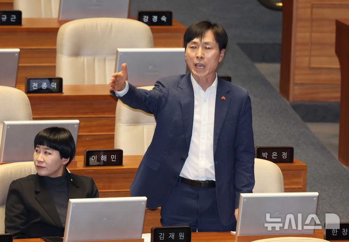 [서울=뉴시스] 조성봉 기자 = 한창민 사회민주당 대표가 26일 서울 여의도 국회에서 열린 제432회 국회(임시회) 제8차 본회의에서 국민의힘 의원들과 언쟁을 하고 있다. 2026.02.26. suncho21@newsis.com