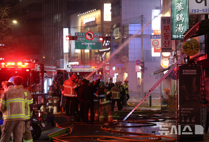 서울 북창동 먹자골목 건물서 화재…3시간 만에 초진(종합)