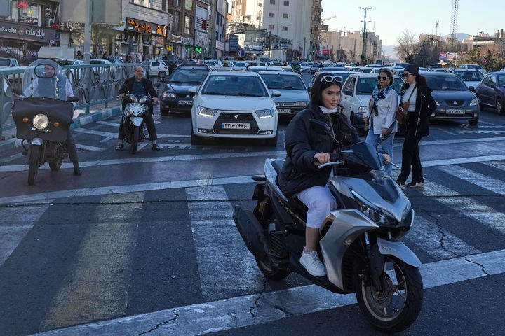 [테헤란=AP/뉴시스] 지난달 이란 테헤란에서 한 여성이 스쿠터를 타고 광장을 건너고 있다. 유럽 역시 높은 에너지 가격에 경제 회복세가 흔들릴 수 있다. 유럽연합(EU)은 에너지의 약 58%를 화석 연료 수입에 의존하며, 주요 경제국 가운데 한국, 일본만이 이보다 의존도가 높다. 2026.03.12.