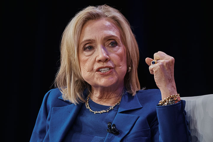 [워싱턴=AP/뉴시스]힐러리 클린턴 전 미국 국무장관이 26일(현지 시간) 뉴욕주 채퍼쿠아 공연예술센터에서 열린 미 하원 감독위원회의 제프리 엡스타인 관련 비공개조사에 참석했다. 사진은 지난해 9월 24일 뉴욕에서 열린 행사에서 발언하는 클린턴 전 장관의 모습. 2026.02.27.