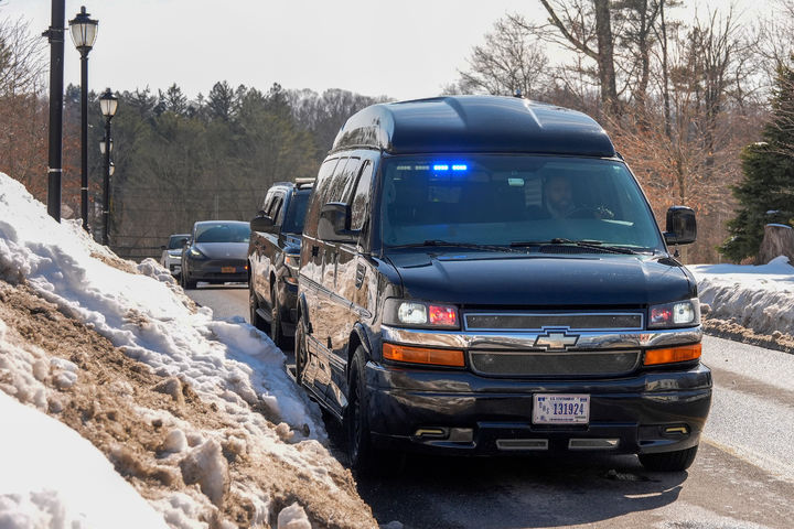 [채퍼쿠아=AP/뉴시스]힐러리 클린턴 전 미국 국무장관을 태운 차량이 26일(현지 시간) 미 하원 감독위원회의 제프리 엡스타인 관련 비공개조사가 열리는 뉴욕주 채퍼쿠아 공연예술센터로 들어서고 있다. 2026.02.27.