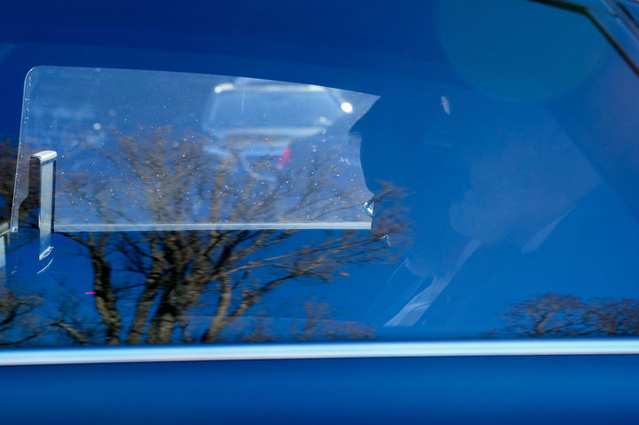 [제네바=AP/뉴시스] 아바스 아라그치 이란 외무장관(오른쪽 두 번째)이 26일(현지 시간) 미국과 3차 간접 핵 회담을 진행한 스위스 제네바에서 자신의 차량에 앉아 있다. 2026.02.27.