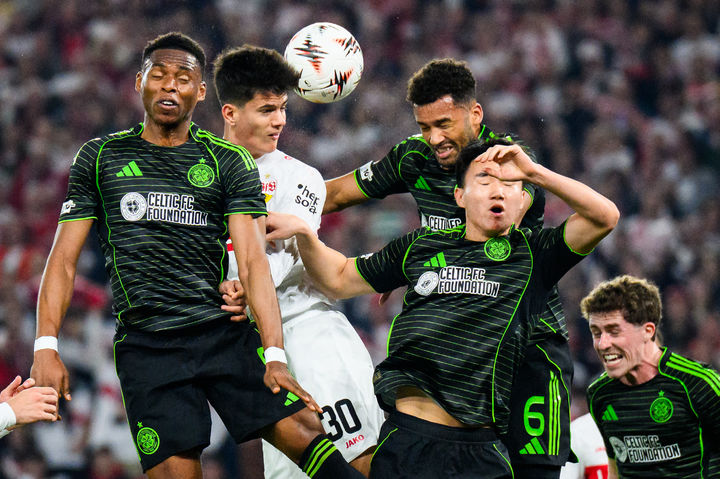 [슈투트가르트=AP/뉴시스] 셀틱(스코틀랜드)의 양현준(앞)이 26일(현지 시간) 독일 슈투트가르트 MHP 아레나에서 열린 2025-26 유럽축구연맹(UEFA) 유로파리그(UEL) 플레이오프(PO) 2차전 슈투트가르트와 경기 중 공을 다투고 있다. 양현준은 68분을 소화했으며 셀틱은 1-0으로 승리했으나 1,2차전 합계 2-4로 뒤져 16강에 오르지 못했다. 2026.02.27.