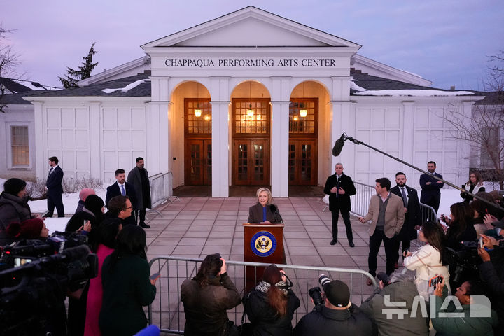 [워싱턴=AP/뉴시스] 힐러리 클린턴 전 미국 국무장관이 26일(현지 시간) 뉴욕주 채퍼쿠아 공연예술센터에서 열린 미 하원 감독위원회의 제프리 엡스타인 관련 비공개 조사를 마친 뒤 나서고 있다. 2026.02.27.