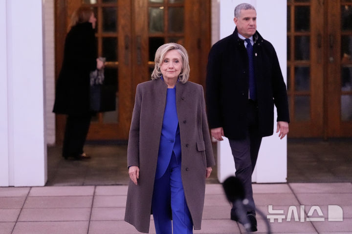 [워싱턴=AP/뉴시스] 힐러리 클린턴 전 미국 국무장관이 26일(현지 시간) 뉴욕주 채퍼쿠아 공연예술센터에서 열린 미 하원 감독위원회의 제프리 엡스타인 관련 비공개 조사를 마친 뒤 나서고 있다. 2026.02.27.