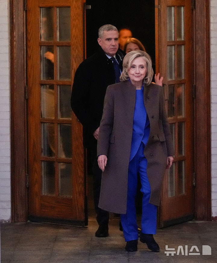 [워싱턴=AP/뉴시스] 힐러리 클린턴 전 미국 국무장관이 26일(현지 시간) 뉴욕주 채퍼쿠아 공연예술센터에서 열린 미 하원 감독위원회의 제프리 엡스타인 관련 비공개 조사를 마친 뒤 나서고 있다. 2026.02.27.