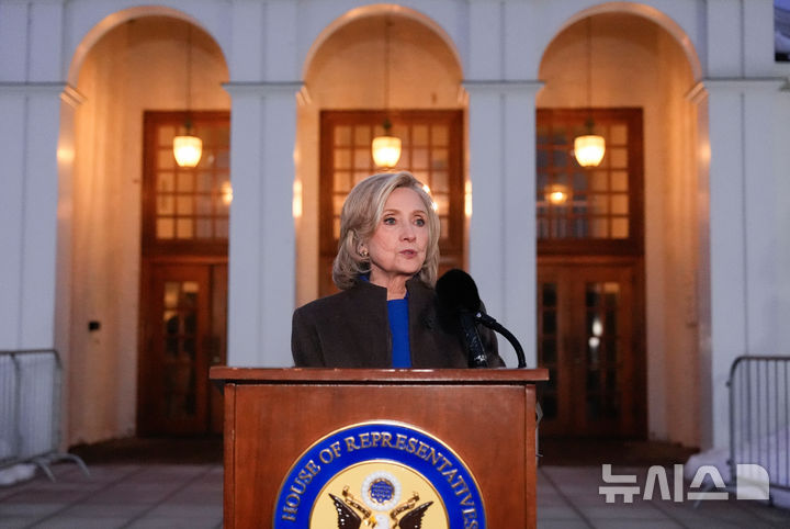 [워싱턴=AP/뉴시스] 힐러리 클린턴 전 미국 국무장관이 26일(현지 시간) 뉴욕주 채퍼쿠아 공연예술센터에서 열린 미 하원 감독위원회의 제프리 엡스타인 관련 비공개 조사를 마친 뒤 나서고 있다. 2026.02.27.