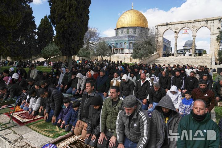 [AP/뉴시스] 이란전쟁 개시 직전일인 2월 27일 알아크사 단지 내 모스크에 무슬림들이 모여 금요예배를 하고 있다. 뒤에 예언자 승천지를 기리는 황금 돔이 보인다