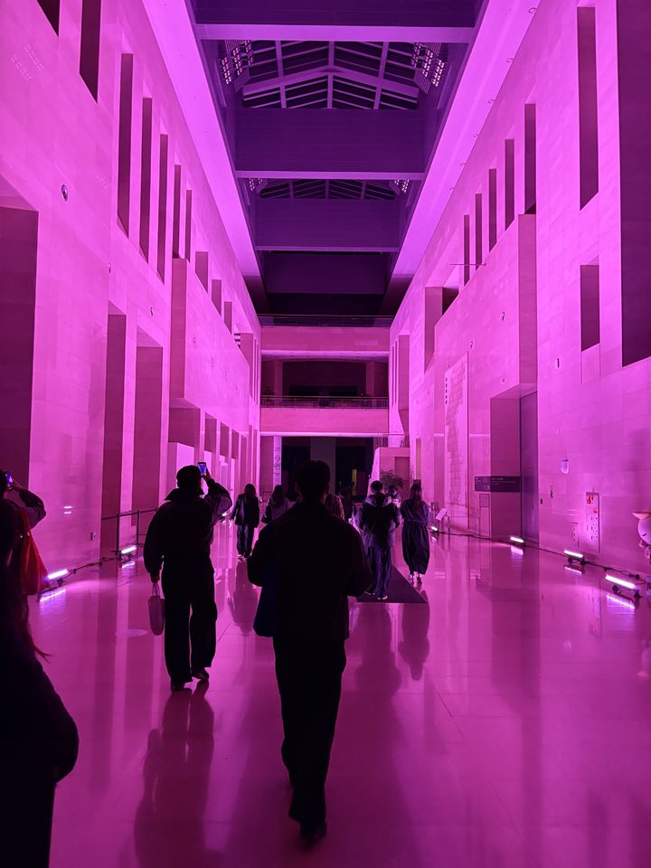 [서울=뉴시스] 한이재 기자 = 26일 오후 서울 용산구 국립중앙박물관이 K-팝 간판 걸그룹 '블랙핑크' 상징색인 분홍빛으로 물들어 있다. 2026.02.26. nowone@newsis.com *재판매 및 DB 금지