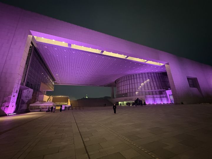 [서울=뉴시스] 한이재 기자 = 26일 오후 서울 용산구 국립중앙박물관이 K-팝 간판 걸그룹 '블랙핑크' 상징색인 분홍빛으로 물들어 있다. 2026.02.26. nowone@newsis.com *재판매 및 DB 금지