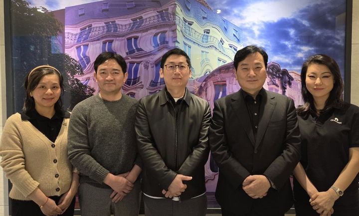 [서울=뉴시스] 에일링(좌축부터) 전무, 제이슨 전무, 데이먼 첸 원모어그룹 회장, 박창범 의장, 소니아 쇼 원에셋 CEO가 회동을 마친 뒤 기념사진을 찍고 있다. (사진=한국디지털자산평가인증 제공) 2026.02.27 photo@newsis.com *재판매 및 DB 금지