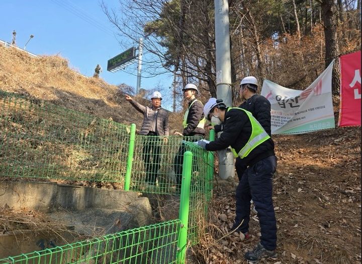 [부산=뉴시스] 해빙기 안전 사고 취약지 점검 (사진=부산시 제공) 2026.02.27. photo@newsis.com *재판매 및 DB 금지