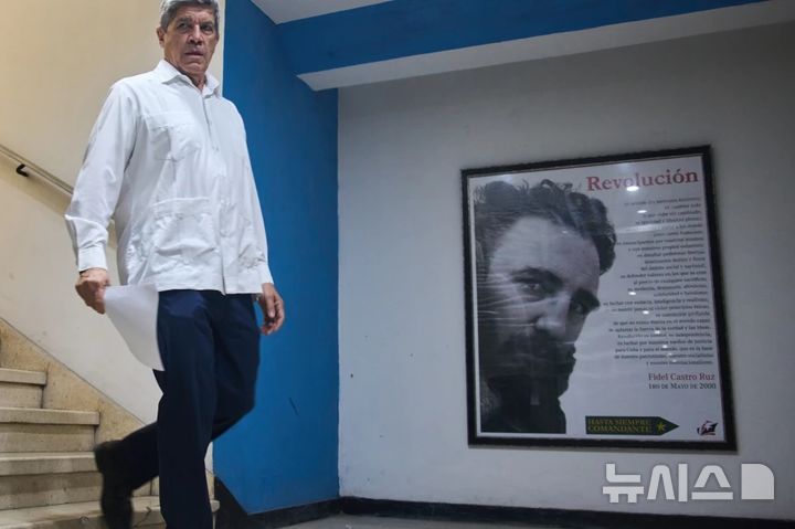 [아바나=AP/뉴시스] 쿠바 외무부는 20일(현지 시간) 쿠바의 정치 체제나 미겔 디아스카넬 대통령의 임기 문제는 미국과의 협상 테이블에 오를 수 없다고 밝혔다. 사진은 카를로스 페르난데스 데 코시오 쿠바 외무차관이 지난달 26일 아바나에서 고속정 총격 사건에 대한 성명을 발표하기 위해 이동하는 모습. 2026.03.21.