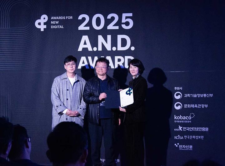 손윤정 인크로스 대표이사(오른쪽)가 앤어워드에서 디지털 서비스 부문 AI 분야 골드(Gold) 인증서를 수여받고 기념 촬영을 하고 있다. (사진=인크로스) *재판매 및 DB 금지