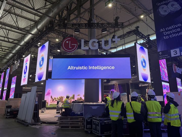 [서울=뉴시스] MWC26이 열리는 스페인 바르셀로나의 '피라 그란 비아'에서 LG유플러스 직원들이 전시관 완성을 위해 작업에 집중하는 모습. 2026.02.27. (사진=LG유플러스 제공) *재판매 및 DB 금지