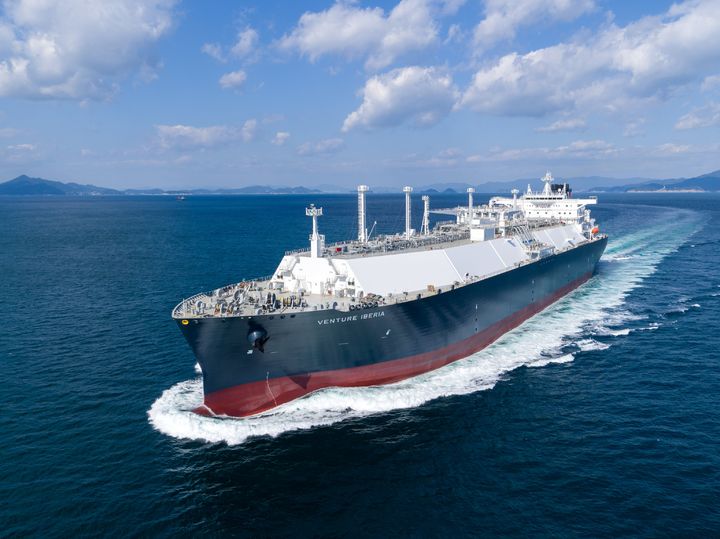 [서울=뉴시스] 한화에어로스페이스는 미국의 대표 LNG 생산 기업 벤처 글로벌과 구매계약을 체결했다고 27일 밝혔다. 사진은 한화오션이 건조한 친환경 LNG 운반선 (사진=한화에어로스페이스 제공) photo@newsis.com *재판매 및 DB 금지