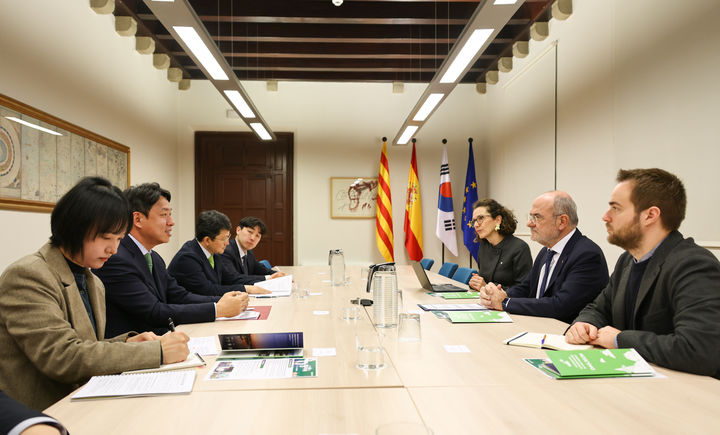 [대전=뉴시스]스페인을 방문 중인 최성아 대전시 정무경제과학부시장이 26일(현지시각) 스페인 카탈루냐 주정부 청사에서 자우메 두크 기요트(Jaume Duch Guillot) 대외협력부 장관과 만나 양 지방정부 간 실질적인 경제·과학 협력 방안을 논의했다. (사진=대전시공동취재단 제공) 2026.02. 27 photo@newsis.com *재판매 및 DB 금지