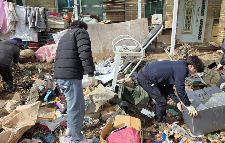 정선군시설관리공단 직원들이 지난 26일 취약계층에 대한 주거환경 개선 봉사활동을 펼치고 있다.(사진=정선군 제공) *재판매 및 DB 금지