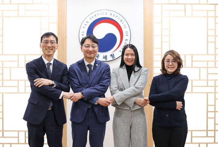 임광현 국세청장이 26일 서울에서 열린 한·태국 국세청장회의에서 쿨라야 탄티테밋(Kulaya Tantitemit) 태국 국세청장과 사진촬영을 하고 있다.(사진 : 국세청 제공) 2026.2.27. *재판매 및 DB 금지