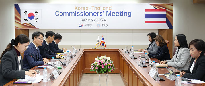 임광현 국세청장이 26일 서울에서 열린 한·태국 국세청장회의에서 쿨라야 탄티테밋(Kulaya Tantitemit) 태국 국세청장과 세정 협력 방안을 논의하고 있다.(사진 : 국세청 제공) 2026.2.27. *재판매 및 DB 금지