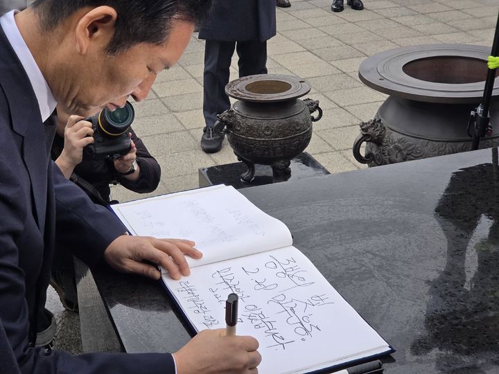 [대구=뉴시스]김윤영 기자 = 정청래 더불어민주당 대표가 27일 대구 달서구 2.28민주의거기념탑을 참배한 뒤 방명록을 작성하고 있다. 2026.02.27. youn@newsis.com *재판매 및 DB 금지