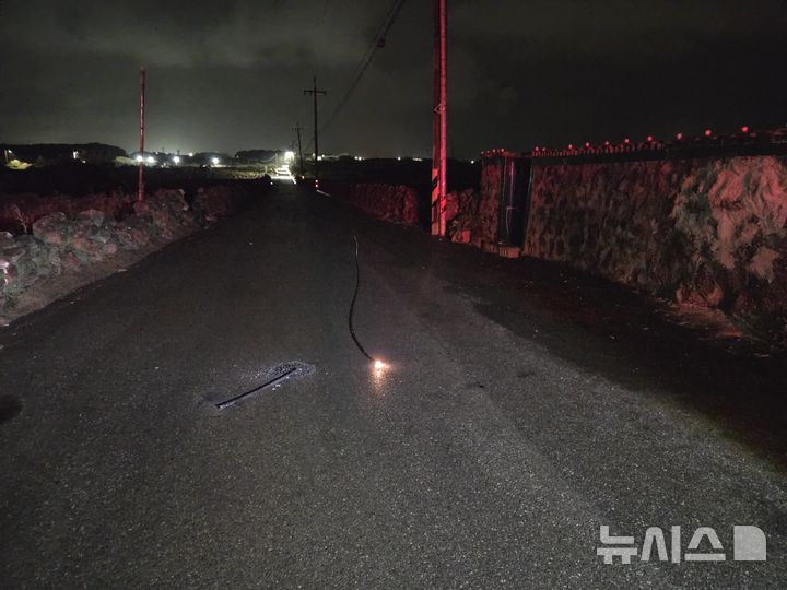 [제주=뉴시스] 26일 오후 제주 우도에서 고압선이 끊겨 소방당국이 안전조치를 벌이고 있다. (사진=제주소방안전본부 제공) 2026.02.27. photo@newsis.com