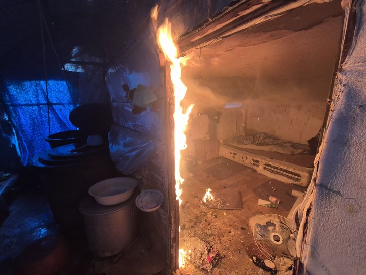 [금산=뉴시스] 지난 26일 오전 8시2분께 충남 금산읍 중도리의 한 주거용 비닐하우스에서 가스난방기 폭발 사고가 나 70대 거주자가 중상을 입은 가운데 폭발로 발생한 화재가 해당 비닐하우스를 태우고 있다. (사진=금산소방서 제공) 2026.02.27. photo@newsis.com *재판매 및 DB 금지