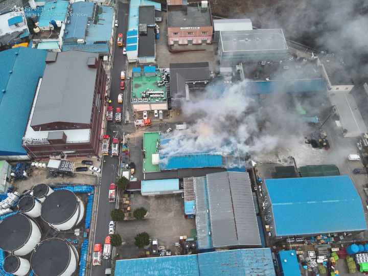 [여수=뉴시스] 27일 오전 6시57분께 전남 여수시 오천동 한 식품공장 보관창고에서 불이 나 3시간2분 만에 꺼졌다. (사진=전남소방본부 제공) 2026.02.27. photo@newsis.com *재판매 및 DB 금지