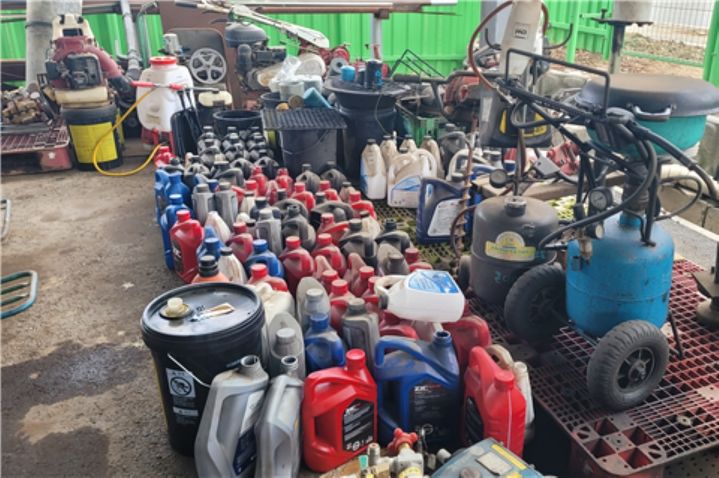 [홍천=뉴시스] 27일 홍천군(군수 신영재)은 농촌 지역의 환경오염을 예방하고 깨끗한 생활환경을 지키기 위해 폐오일 관리 체계를 강화하기 위해 내달 1일부터 농기계 폐오일을 무상 수거한다고 밝혔다. 홍천군 제공. *재판매 및 DB 금지