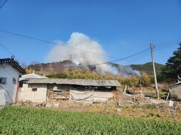 [임실=뉴시스] 지난해 3월21일 임실군의 한 야산에서 발생한 산불로 연기가 피어오르는 모습. (사진=전북특별자치도소방본부 제공) 2025.03.21. photo@newsis.com *재판매 및 DB 금지