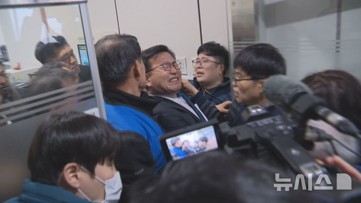 [완주=뉴시스] 지난 26일 완주군의회에서 전주·완주 행정 통합과 관련해 '소화기투척' 등 소동이 일어났다. (사진= YTN 제공) *재판매 및 DB 금지