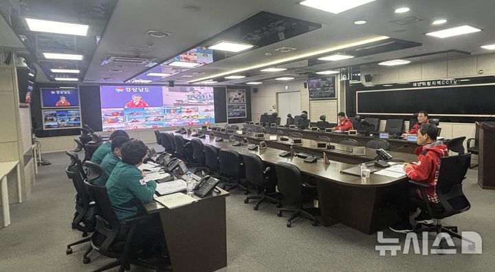 [창원=뉴시스]경남도는 27일 오전 박일웅 행정부지사 주재로 18개 시·군 산불 대응태세 긴급 점검 영상회의를 개최했다.(사진=경남도 제공) 2026.02.27. photo@newsis.com