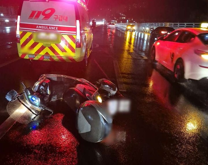 [부산=뉴시스] 27일 오전 부산 강서구 구포대교에서 빗길에 미끄러진 오토바이를 승용차가 충격하는 사고가 발생해 1명이 숨졌다. (사진=부산경찰청 제공) 2026.02.27. photo@newsis.com *재판매 및 DB 금지