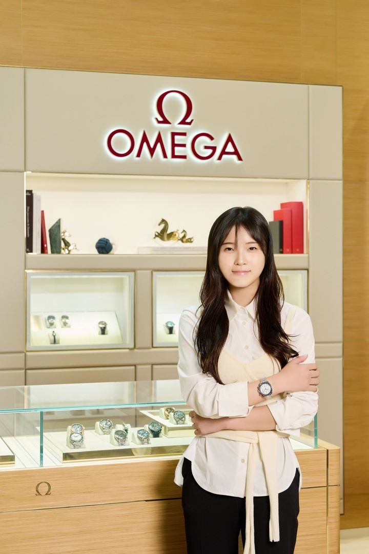 [서울=뉴시스] 2026 밀라노·코르티나담페초 동계올림픽 한국 첫 금메달리스트 최가온이 오메가 올림픽 에디션 시계를 받았다. (사진=오메가 제공). 2026.02.26. *재판매 및 DB 금지