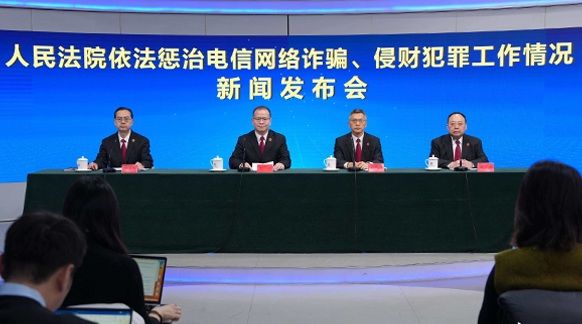 [서울=뉴시스]중국 사법 당국이 미얀마 접경 지역을 거점으로 활동해온 중국계 스캠(통신사기) 범죄조직에 대한 대대적인 소탕 성과를 공개하며 주요 조직이 사실상 해체됐다고 밝혔다. 사진은 중국 최고인민법원이 26일 베이징에서 스캠 범죄 관련 기자회견을 열고 있는 모습. <사진출처: 중국 최고인민법원 웹사이트> 2026.02.27 